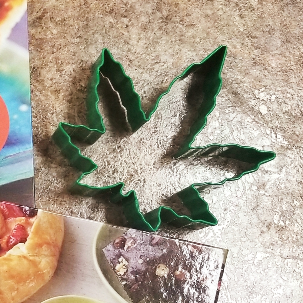 5x Pot Leaf Cookie Cutter